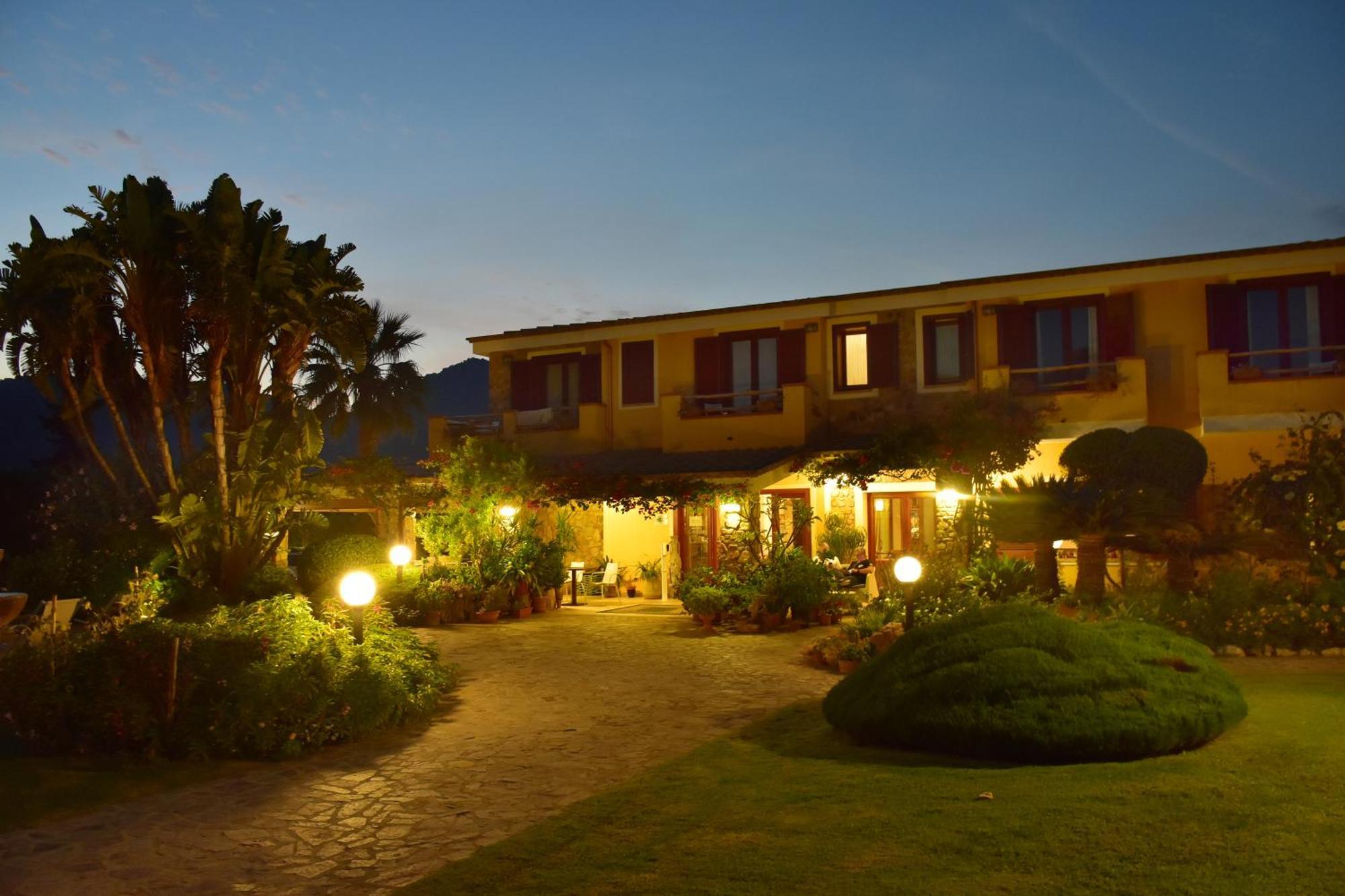 Le Anfore Hotel Villasimius Eksteriør billede