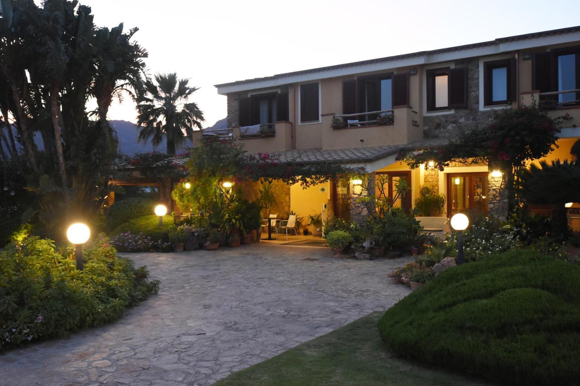 Le Anfore Hotel Villasimius Eksteriør billede