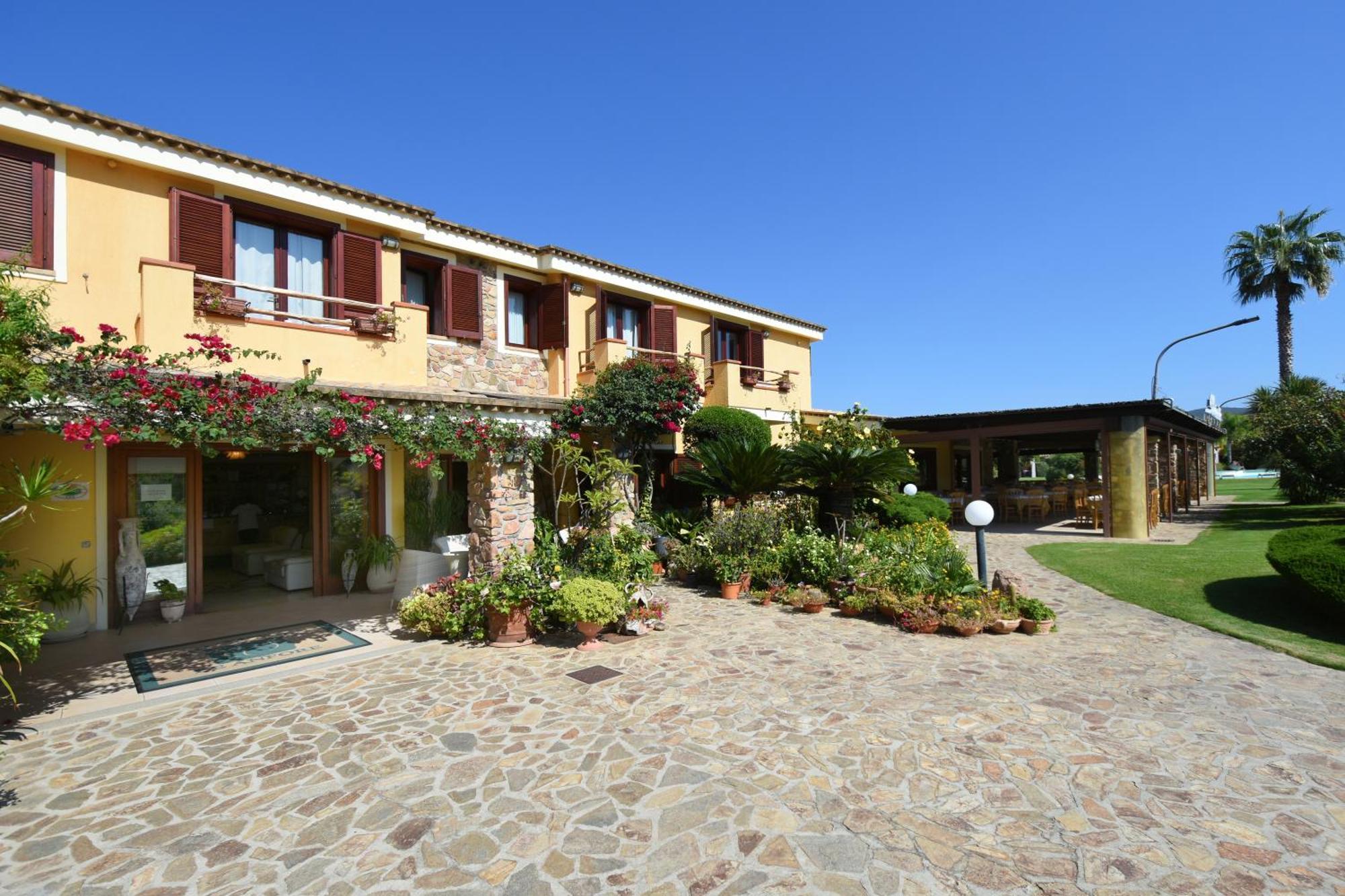 Le Anfore Hotel Villasimius Eksteriør billede